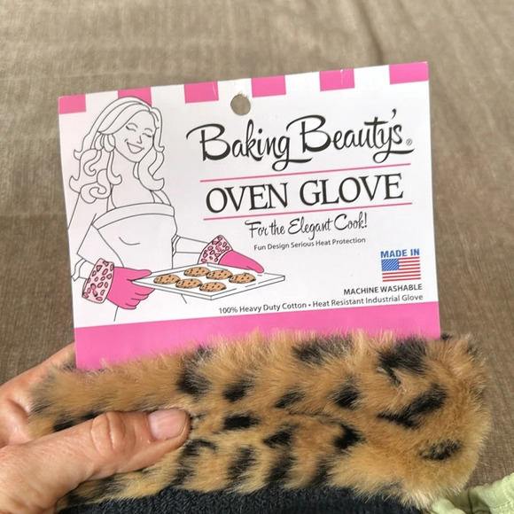 BAKING BEAUTY'S OVEN GLOVE black animal print NWT BY HOLLYWOOD KITCHEN - Picture 7 of 10